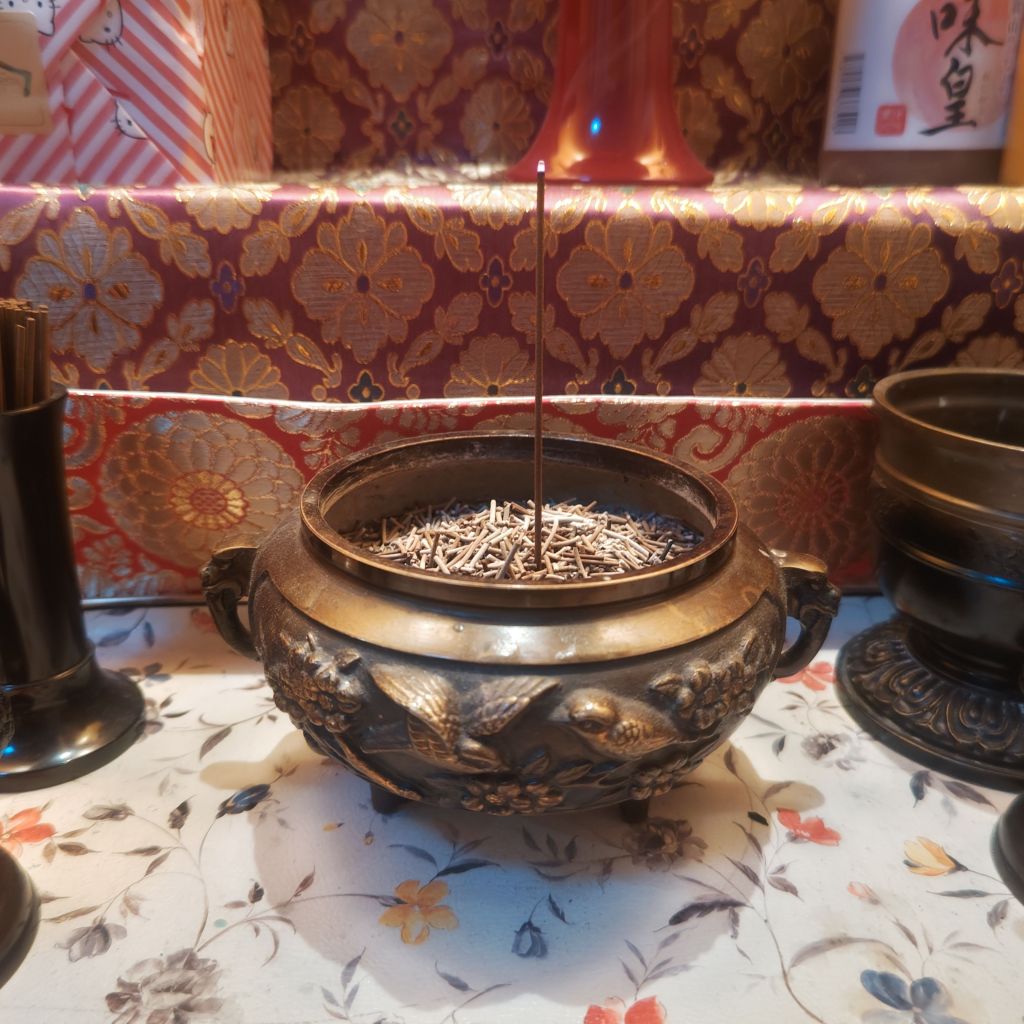 何故、お線香を立てるの？