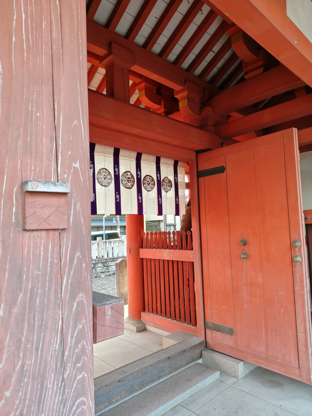 【大人の教養としての仏教】風に揺れる幕の向こう側へ。門帳に込められた祈りの美学